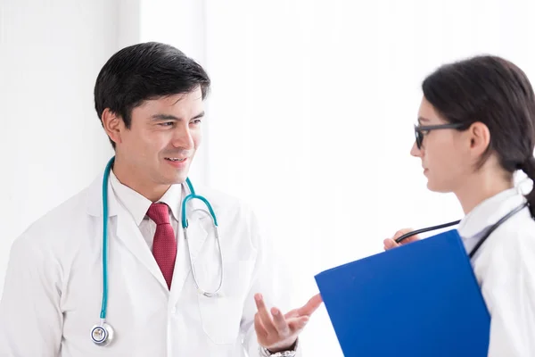 Twee dokters hebben samengewerkt met geluk in het ziekenhuis. — Stockfoto