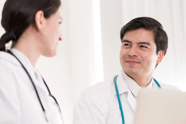 Twee dokters hebben samengewerkt met geluk in het ziekenhuis. — Stockfoto