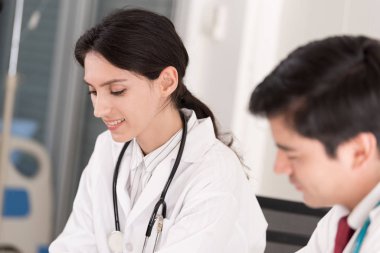 İki doktor hastanede mutlulukla birlikte çalışıyor..