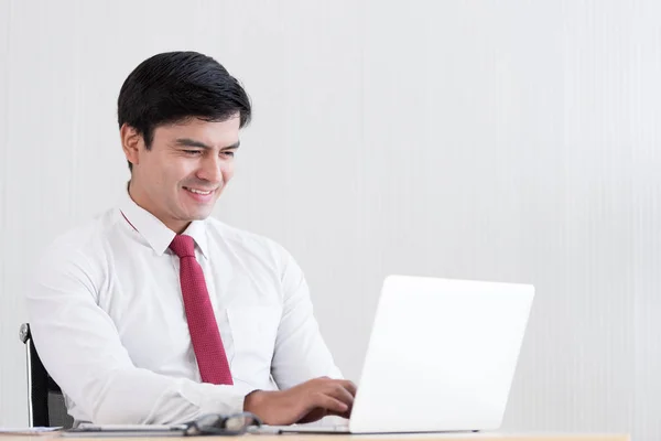 Een Zakenman Moet Glimlachend Gelukkig Werken — Stockfoto