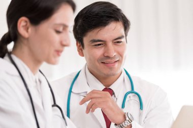 İki doktor hastanede mutlulukla birlikte çalışıyor..