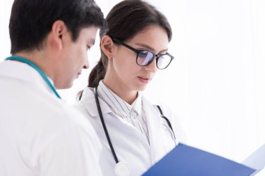İki doktor hastanede mutlulukla birlikte çalışıyor..