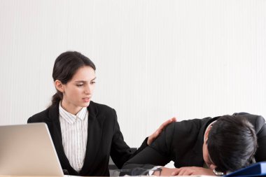 Bir iş kadını çalışma saatinde iş arkadaşının yatmasına kızmış..