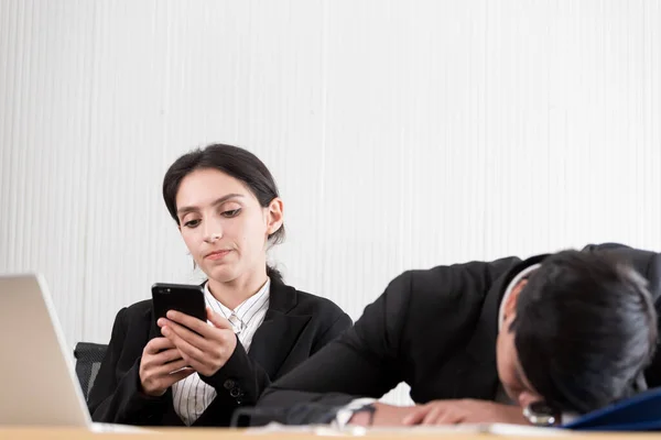 Due Dipendenti Hanno Pigri Giocare Telefono Dormire Ufficio Momento Relax — Foto Stock