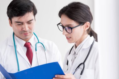 İki doktor hastanede mutlulukla birlikte çalışıyor..