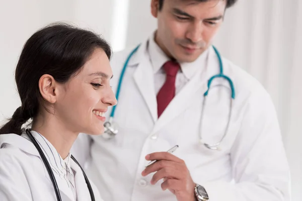 Twee Dokters Hebben Samengewerkt Met Geluk Het Ziekenhuis — Stockfoto