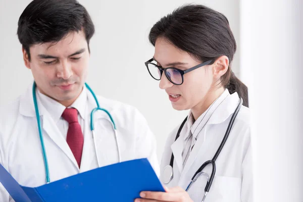 Dos Médicos Han Trabajado Juntos Con Felicidad Hospital — Foto de Stock