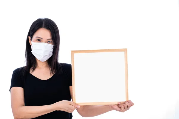 Una Mujer Asiática Sosteniendo Tablero Vacío Para Escribir Prevención Covid — Foto de Stock