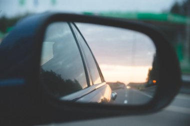 Yol yansıma yan ayna arka görüş mavi araba on sunset yukarıda