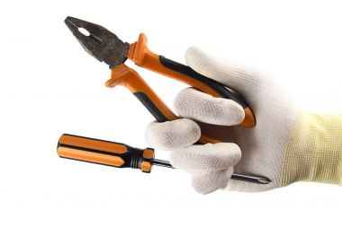 Turuncu tornavida ve beyaz arka plan üzerinde izole eldiven elinde düz burun pense