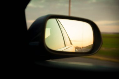 Yol yansıması yan ayna hareketli araba dikiz on sunset yukarıdaki yol kenarına yerleştirilen satır ile