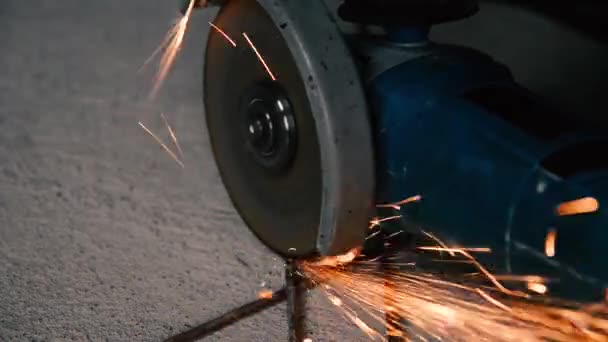 Sparks Fém Köszörülés Egy Köszörűgép Beton Háttér Hurok — Stock videók