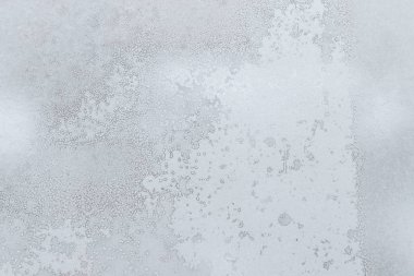 Pencerenin ayaz izi. Buz ve kar üzerinde cam doku. Yakın çekim