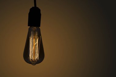 Edison ampul koyu arka plan üzerinde asılı vintage