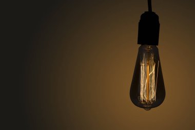 Edison ampul koyu arka plan üzerinde asılı vintage