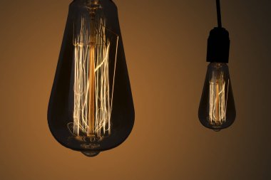 Edison ampul koyu arka plan üzerinde asılı vintage