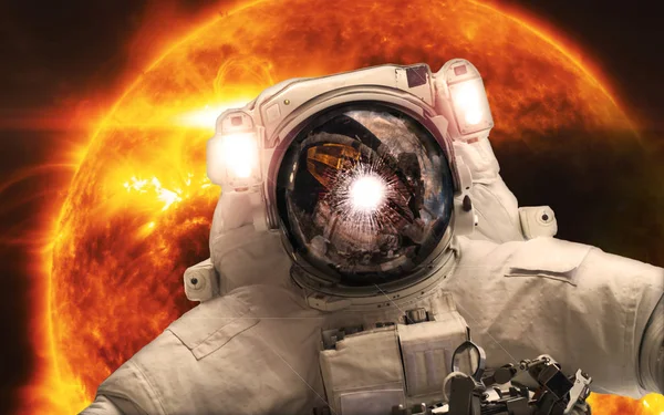 Asrtonaut στο χώρο στο φόντο πορτοκαλί γίγαντας Αστέρας. Στοιχεία αυτής της εικόνας επιπλωμένα από τη Nasa — Φωτογραφία Αρχείου