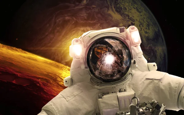 Earthlike gezegenine yakın derin uzayda Asrtonaut. Nasa tarafından döşenmiş bu görüntü unsurları
