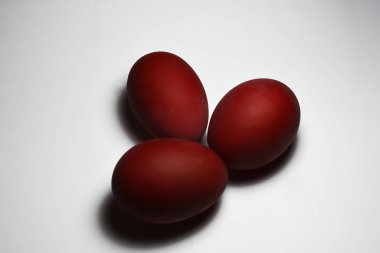 Renkli kahverengi yumurta