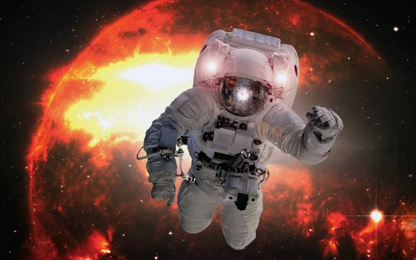 Αστροναύτης στο διάστημα στο φόντο πορτοκαλί γίγαντας Αστέρας. Στοιχεία αυτής της εικόνας επιπλωμένα από τη Nasa — Φωτογραφία Αρχείου