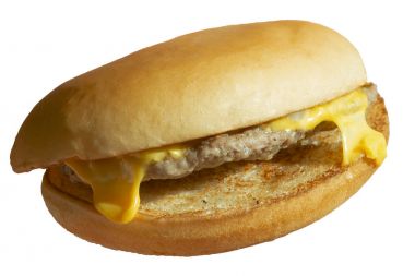 Beyaz arka plan üzerinde izole peynirli sulu hamburger