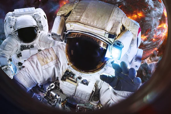Astronotlar, uzayda Dünya 'nın olduğu eksen patlaması yapan gezegenin yakınında.