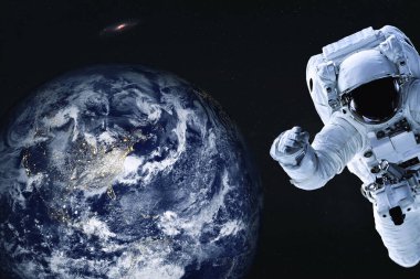 Geceye yakın astronot. Dünya gezegeni uzayda. Yakın plan.