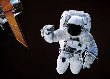 Uzayda bir yerde astronotla uydu teleskopu.