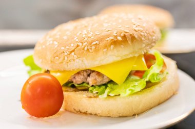 Plaka üzerinde ev yapımı Hamburger