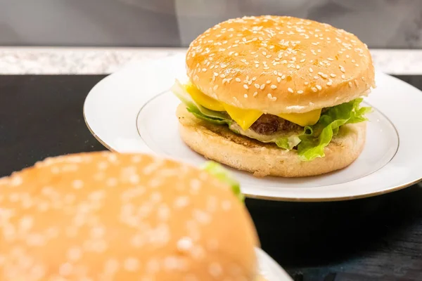 Zelfgemaakte hamburgers op het bord — Stockfoto