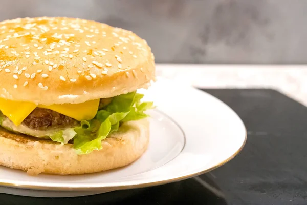 Domowy Hamburger na talerzu — Zdjęcie stockowe