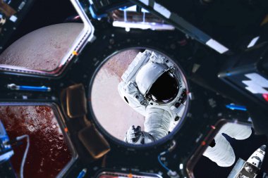 Plüton Gezegeni yakınlarındaki astronot uzay istasyonunun ışıklandırıcısından uzay görünümünde