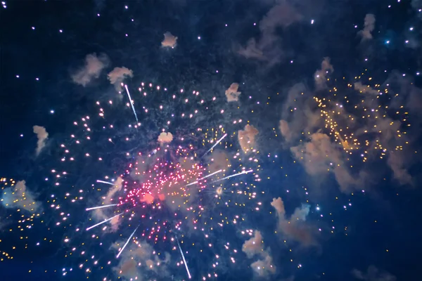 Fuegos artificiales baratos, sobre la ciudad, rojo y azul . — Foto de Stock