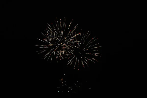 Fogos de artifício ordinários, sobre a cidade, vermelhos e amarelos — Fotografia de Stock