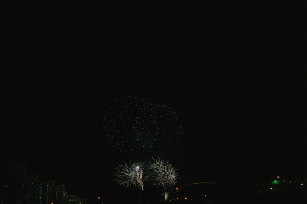 Fuegos artificiales azules, sobre la ciudad — Foto de Stock