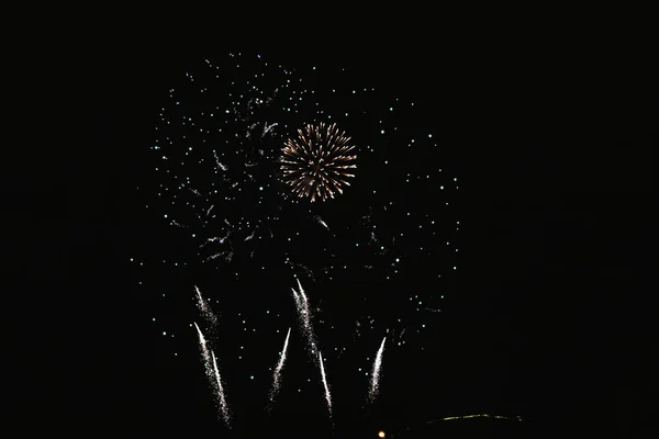 Fuegos artificiales baratos, sobre el cielo de la ciudad — Foto de Stock