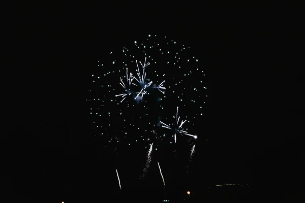 Fuegos artificiales azules, sobre la ciudad — Foto de Stock