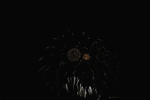 Fuegos artificiales ordinarios, sobre la ciudad, rojo y amarillo — Foto de Stock