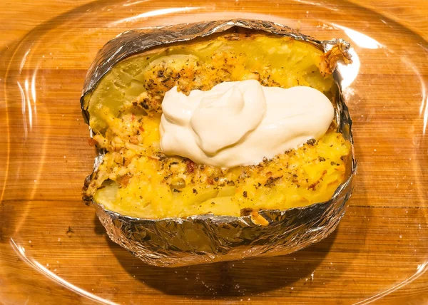 Patata al horno en papel de aluminio con crema agria —  Fotos de Stock