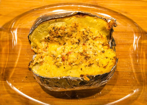 Patata al horno en papel de aluminio con crema agria —  Fotos de Stock