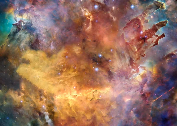 Регіон формування зірок десь у глибокому космосі поблизу стовпів створення — стокове фото