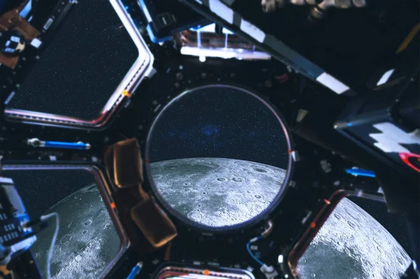 Θέα Στο Διάστημα Προς Σελήνη Από Φωταγωγό Του Διαστημικού Σταθμού — Φωτογραφία Αρχείου