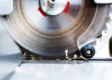 Dairesel testere ağzı yakın plan kırmızı işaretli.