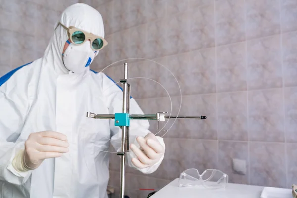 Dokter Beschermend Pak Inspecteert Medische Apparatuur Tijdens Een Pandemie Periode — Stockfoto