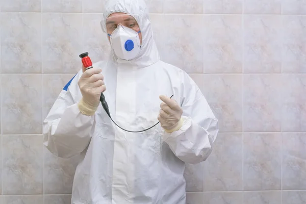 Salgın döneminde kısa fiber endoskoplu koruyucu giysili doktor. Salgın hastalık konsepti. Seçici odak.