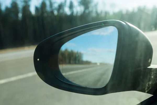 Espelho de carro retrovisor com reflexão rodoviária desfocada — Fotografia de Stock