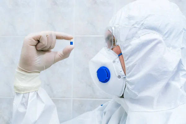 Comprimido Azul Branco Mão Médicos Com Luvas Closeup Conceito Cura — Fotografia de Stock
