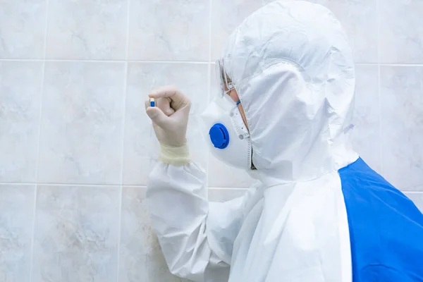 Синьо-біла таблетка в руці лікарів — стокове фото