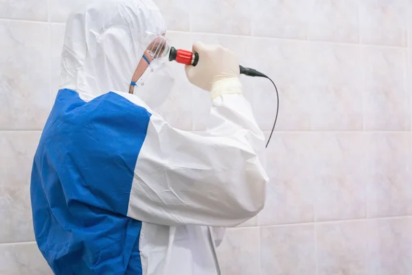 Доктор в захисному костюмі з коротким волоконним ендоскопом в пандемічний період — стокове фото