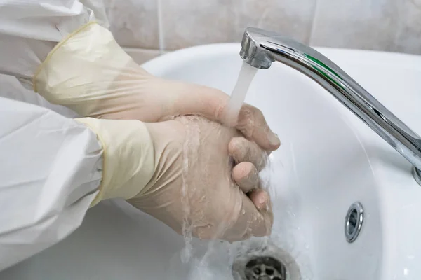 Surgeon washes and processes hands with rubber gloves — Stock Photo, Image
